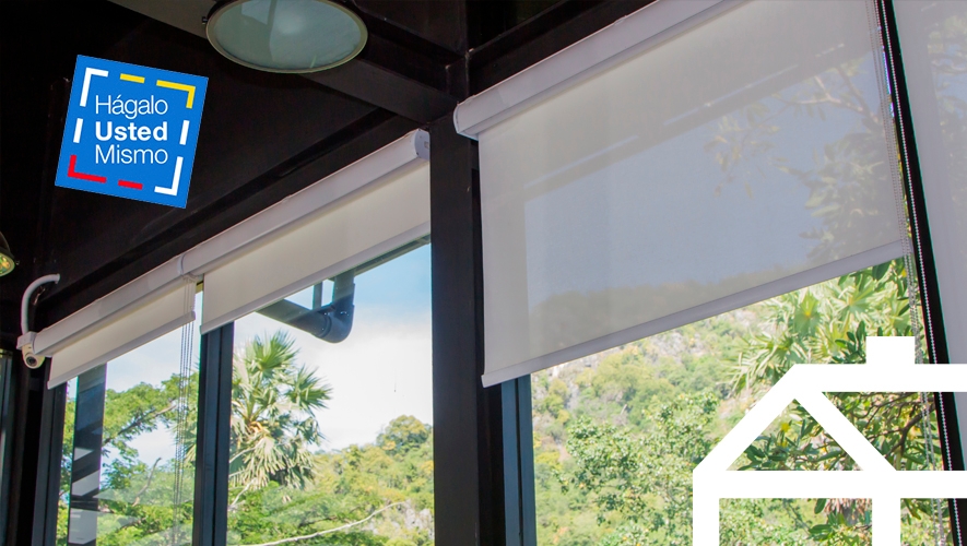 Ventana con cortinas enrollables